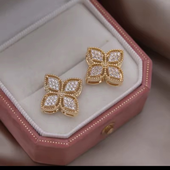 Venetian Princess Gold Leaf Elegant Gold Floral Earrings - Picture 4 of 5